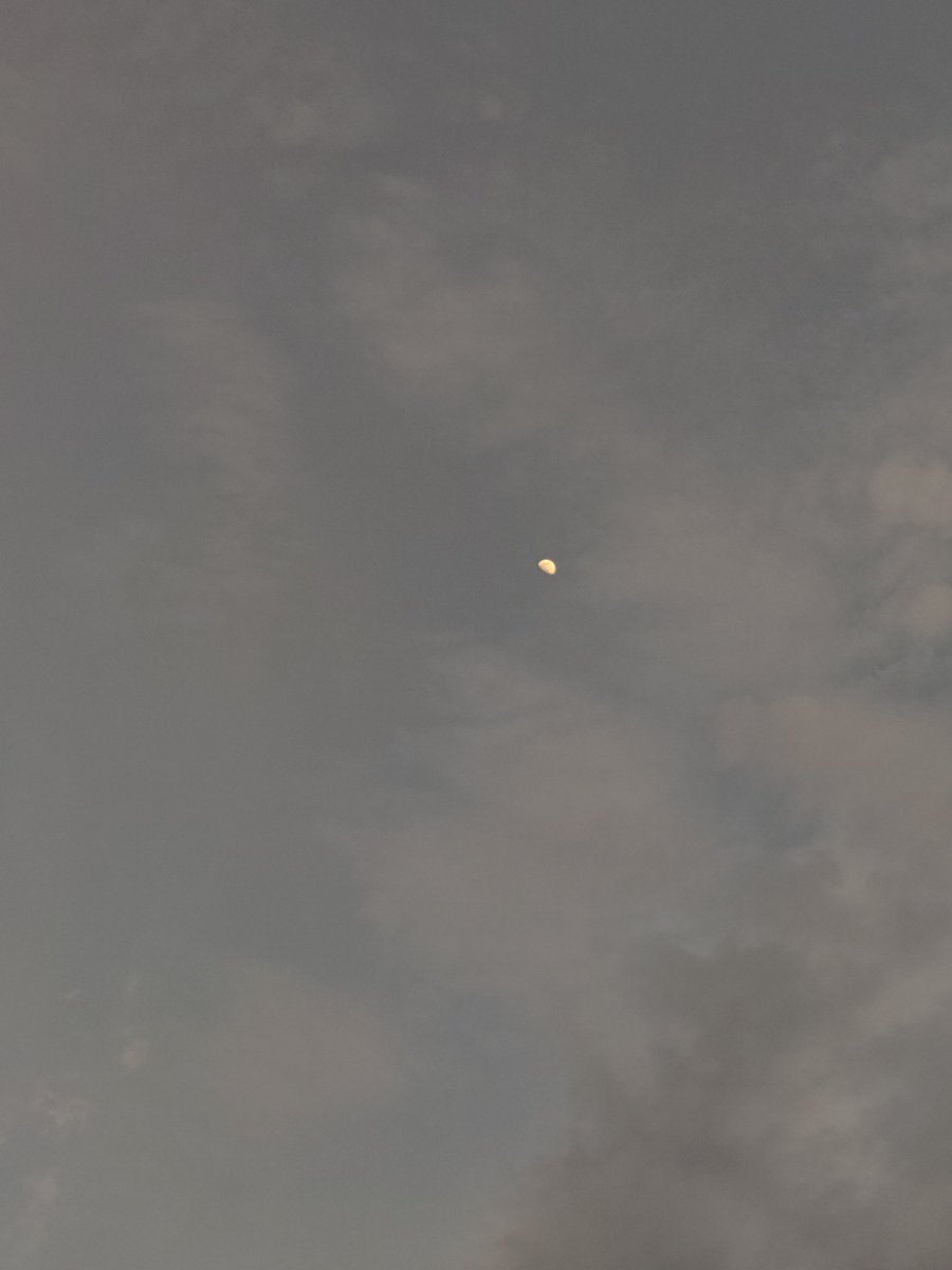 beevipul's tweet photo. Moon is love 🫶🏻😌🌔 https://t.co/Oo1nP6eE6o