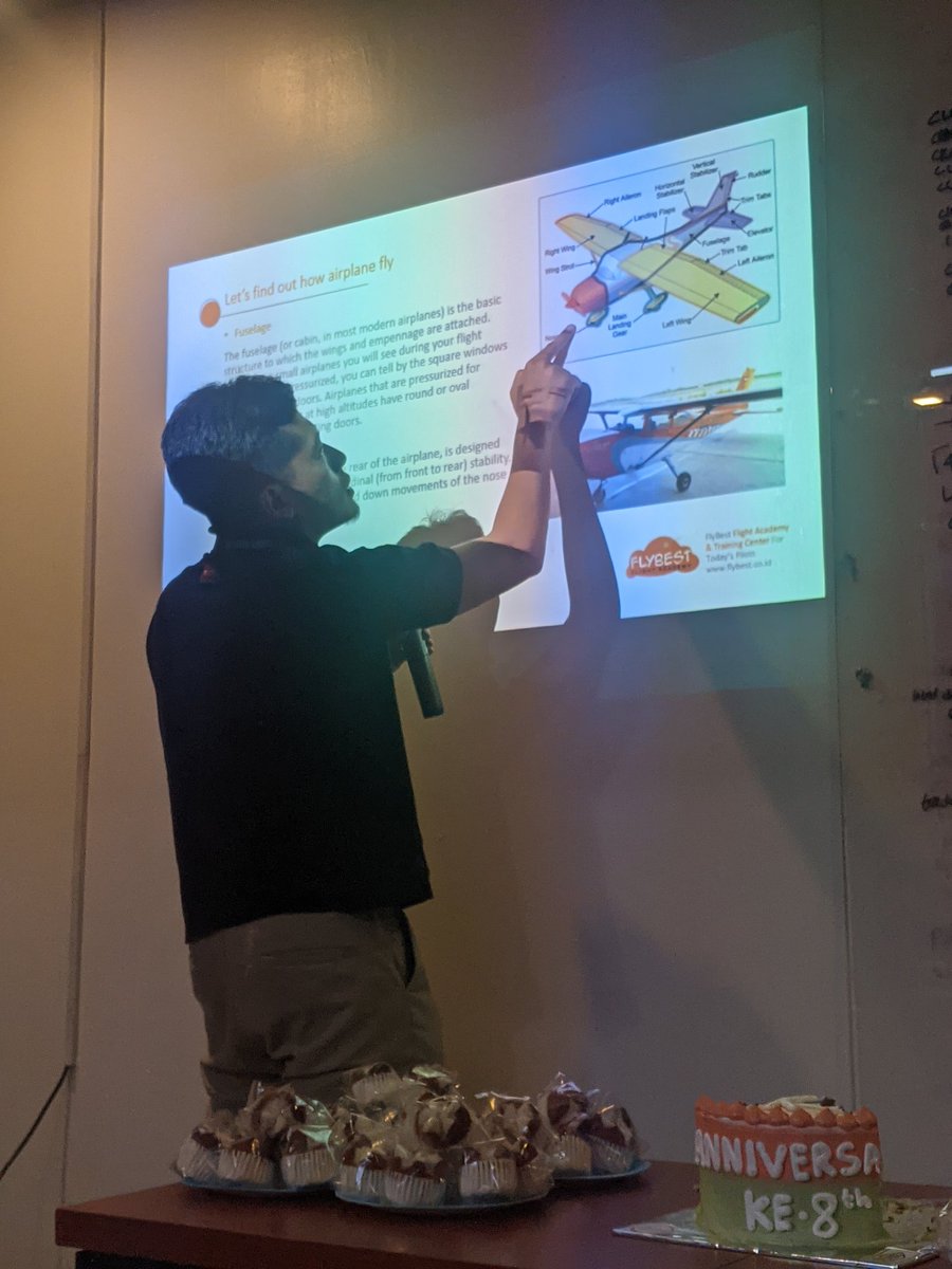 Belajar materi dulu sebelum nyobain #FlightSimulator bareng keluarga besarnya <a href="/BloggerKepri/">Blogger Kepri</a>. Ini Mas Doni, tutornya @flybest Batam lagi ngajarin bagian2 pesawat.
#HutBloggerKepri8 #FlightSimulator #LebahTerbang