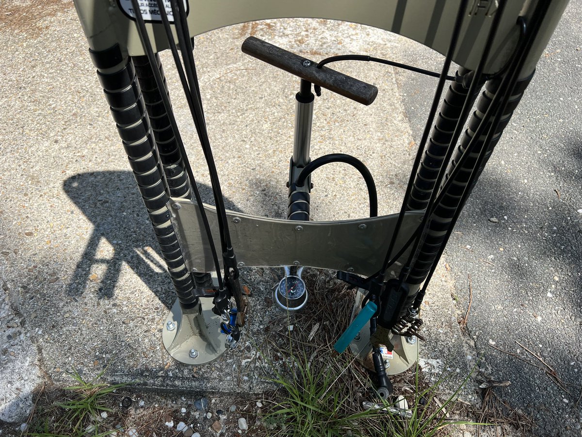 EnGazelle_off's tweet photo. Sur la piste #Eurovelo entre #LeVerdonsurmer et #soulac, le #cd33 a installé une station de réparation au kilomètre 3 en venant du Verdon. https://t.co/RPLicVg1Zw