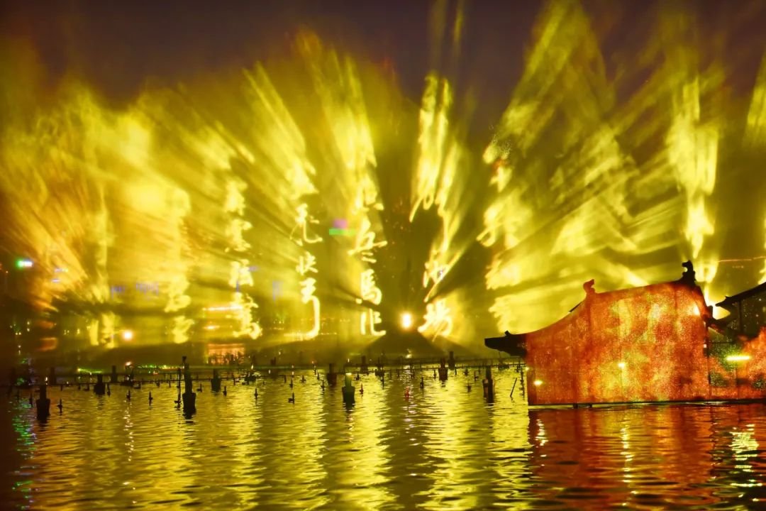 SpringCityJinan's tweet photo. Experience enchanting nights in #Jinan! Immerse yourself in the city's diverse #nightlife, from savoring tea by a natural spring to exploring its ancient moat. #SDSummerDeals https://t.co/tfLrBKsRn0