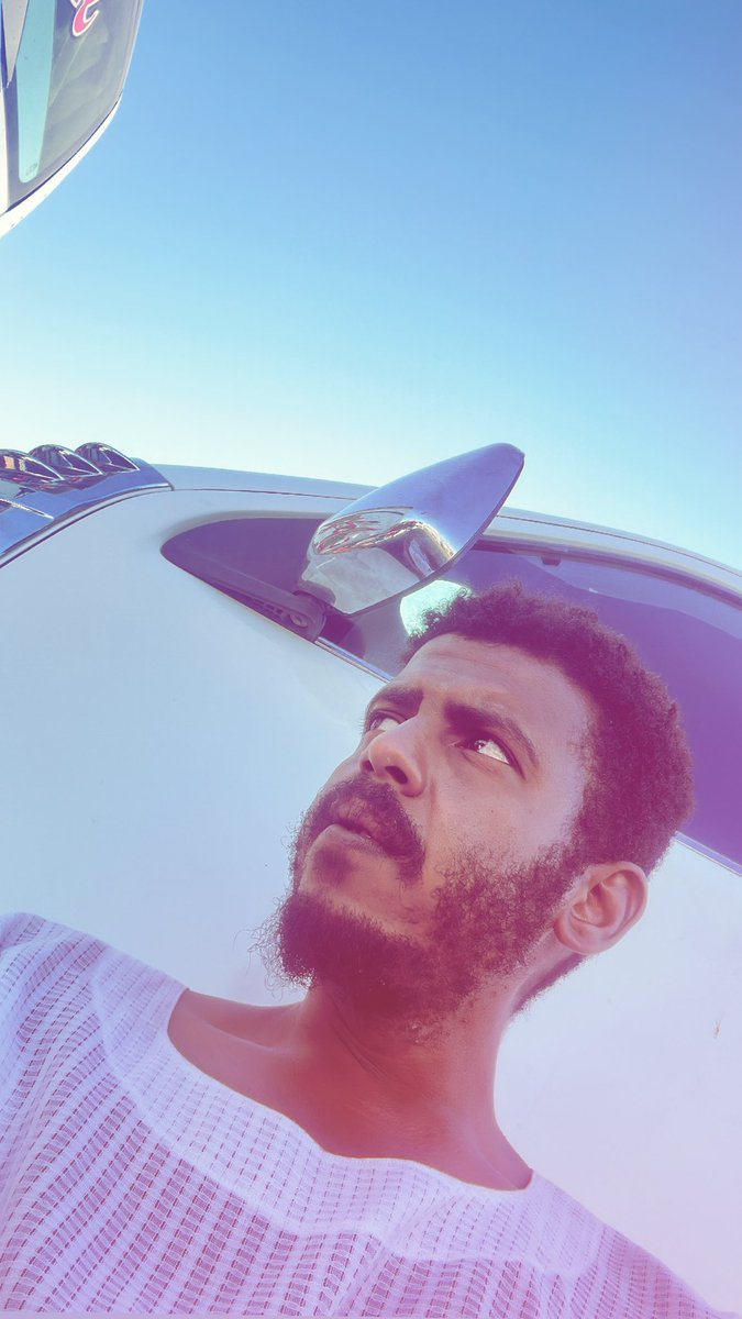 (1) 

التأريخ الجديد في المستقبل سيكثر فيه تشكيك الراوي ؛ لهوله ومحدودية التصور !.

إنها لقطة بتاريخ الكتابة، والحدود موقع.

#خاتيها