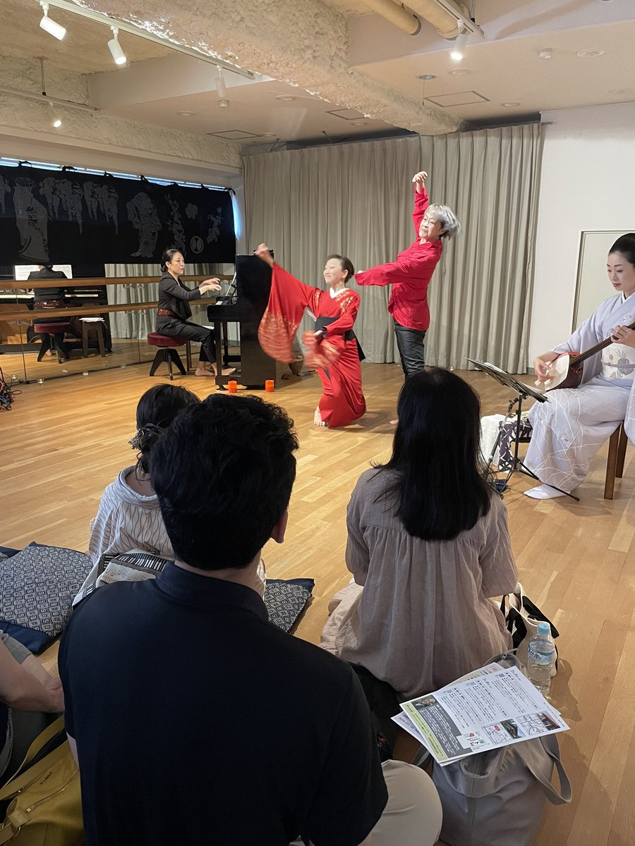 hirotamayumi's tweet photo. その後、ピアノとお三味線のコラボ　ピアノソロ
を経て、第一部のラストは、カルメンです。

さすが👍👍👍👍👍

場所は、本郷商店街のスタジオアウェイクさんです。

https://t.co/8eqqyIcnyN https://t.co/EfEygYBIJN