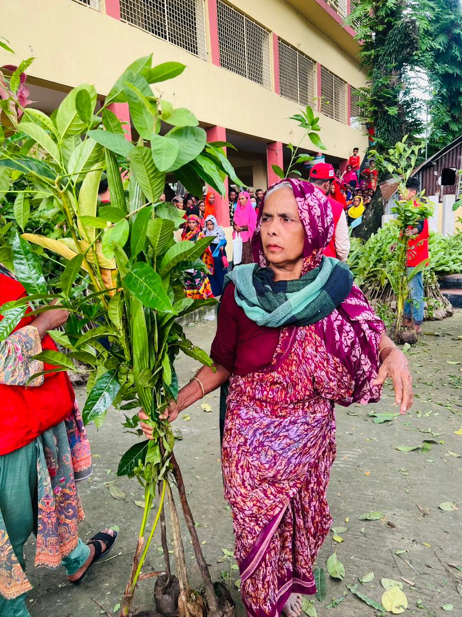 IFRCAsiaPacific's tweet photo. As part of the #GreenResponse, Bangladesh Red Crescent provided saplings to 1200 flood-affected families in Sylhet and Sunamganj districts.

To foster a resilient environment, mitigate erosion risks, and build a greener future.

🌱🌏💚 https://t.co/sKI7zgmYC1