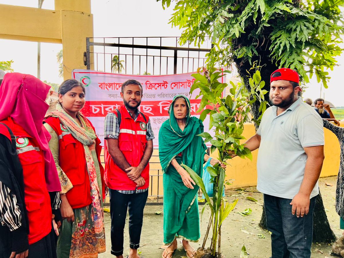 As part of the #GreenResponse, Bangladesh Red Crescent provided saplings to 1200 flood-affected families in Sylhet and Sunamganj districts.

To foster a resilient environment, mitigate erosion risks, and build a greener future.

🌱🌏💚