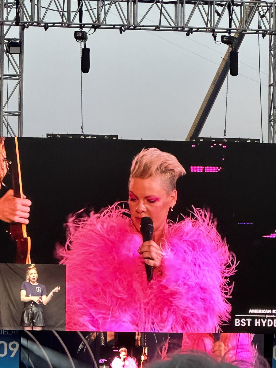 jagleed's tweet photo. @pink was the tits at Hyde park. Tops my favourite gig of all time 🩷 https://t.co/cZccRC5Egs