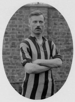 De_Dwarslat's tweet photo. Hector 'Torten' Goetinck, teamlid van de Belgian Front Wanderers, Club Brugge-speler en Rode Duivels-coach. Overleefde #ww1, maar een bomscherf in #ww2 werd hem fataal.
Een van zijn shirts is te zien in Memorial Museum Passchendaele 1917.
(📸#1 wiki, maker onbekend) https://t.co/dO0N1lJwZq