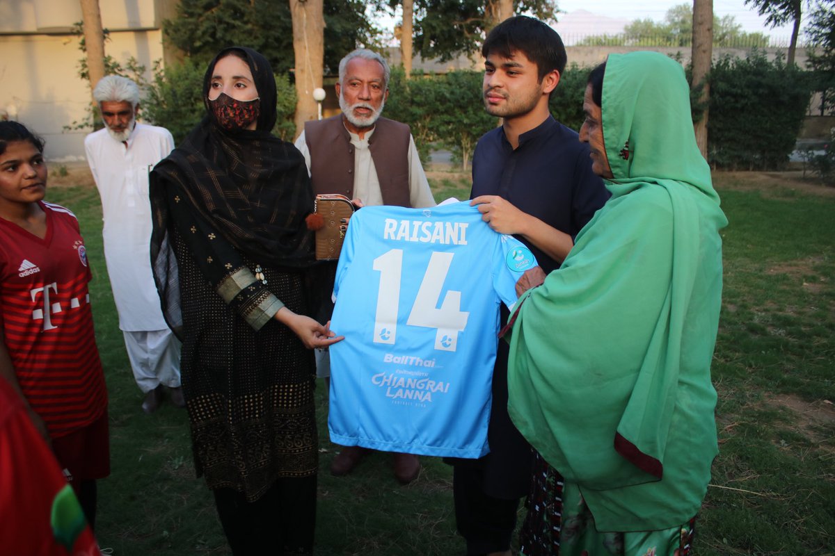 JamalRaisani's tweet photo. Productive meeting with talented young athletes from Balochistan. Discussed transportation, sponsorships, scholarships, and facilities. Assured them their concerns will be addressed. Gave them my team shirt as a token of appreciation. Keep shining, athletes of Balochistan. #BalochistanisPakistan