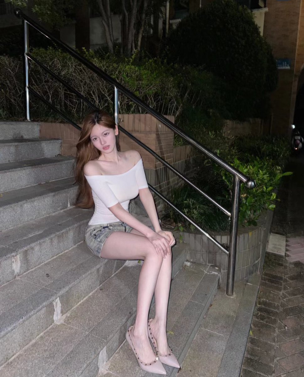 qingyi875's tweet photo. 二十多岁的想法，去好看的城市走街串巷，养��笨猫和傻狗，有生之年去看一次极光，最好是和你一起。 https://t.co/Da0YA1gstr