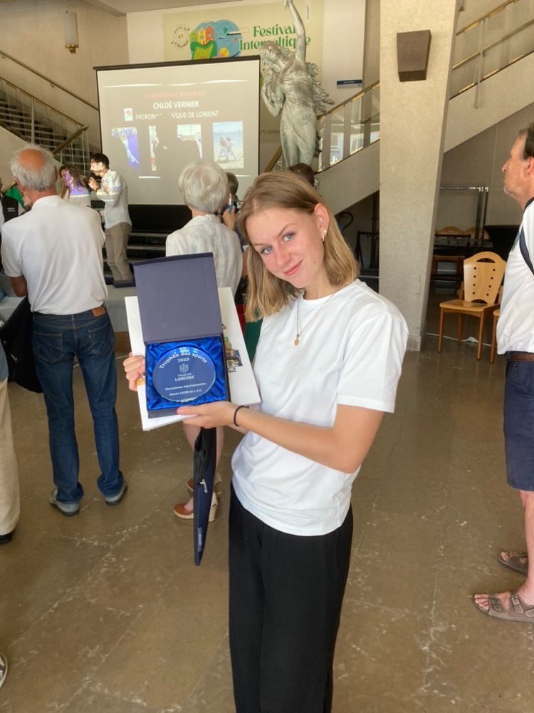 ClubLorient's tweet photo. Manon Leyer du Lorient Athletisme Club : Championne Départementale de la @VilledeLorient  lors des trophées des Sports !
Elle était très honorée !!

Merci à la Ville de LORIENT 

@FabriceLoher https://t.co/22d8xm1Duk