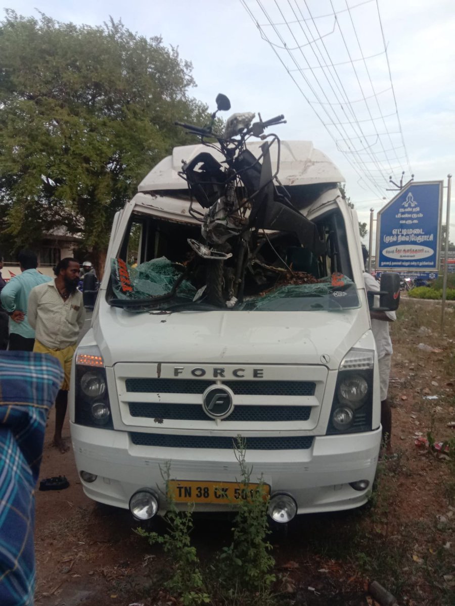 TN |1 person named #ZakirHussain died &his minor son was injured after a traveller vehicle hit their 2-wheeler frm behind near the KG Chavadi check post today. KG Chavadi police have registered a case regarding the accident & are investigating the matter: #Coimbatore Police
(ANI)