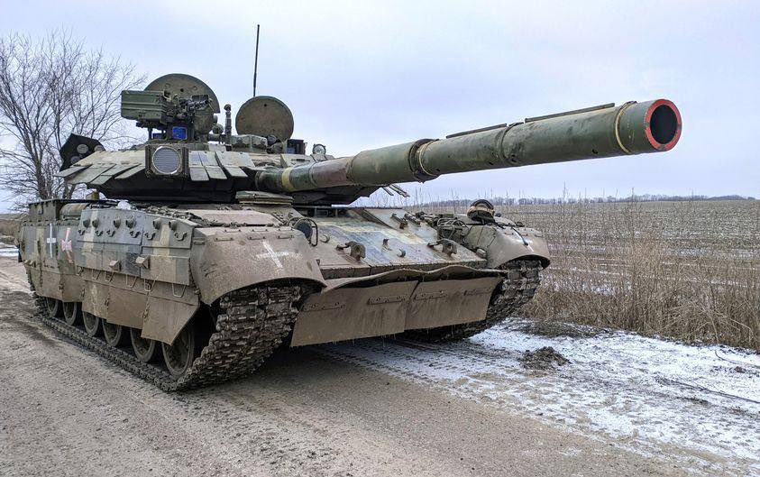 (3/25) In 1999, with a cash infusion from the large Pakistani T-80UD (Object 478BE, left) order and the acceptance of the T-84 (Object 478DU9, right) into Ukrainian service, the Ukrainian military issued specifications for a T-64 modernisation project codenamed 'Lak' ('Varnish').