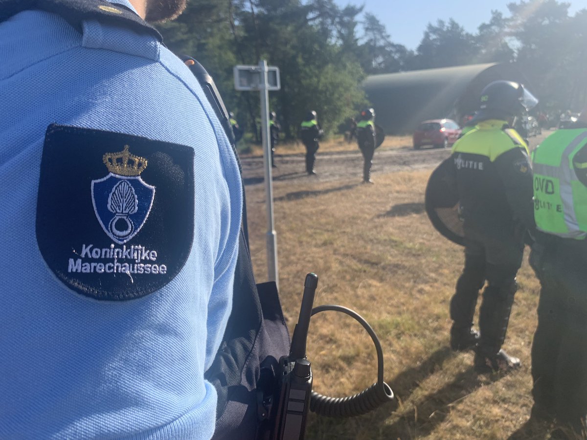 Vannacht heeft een illegale raveparty plaatsgevonden op militair terrein in ‘t Harde. Vanmorgen is het feest beëindigd door Marechaussee en politie. Twee personen zijn aangehouden.