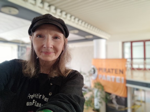 Billow4's tweet image. Guten Morgen liebe #Piraten, einige von uns sind schon vor Ort im Saal. Freu mich auf euch &amp;amp; dass wir zusammen mit unseren 3 bereits gewählten Kandidat:innen @AnjaHirschel @stillnotlovin @vwt1812 eine tolle Liste wählen f einen mega starken Wahlkampf💪 #AVEU24 #BPT #PiratenWählen