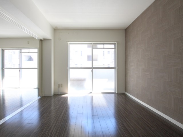 365LIFE_rss's tweet photo. 気品漂う英国クラシカルstyleのお部屋です。
⁡
3種類の茶系のアクセントウォールが使用され大人雰囲気が漂う���間に大変身、追い焚き機能こそないがその他人気の室内設備を兼ね備えた新婚さんに人気の2LDK。

#365LIFE #お部屋探し #賃貸

https://t.co/Dk9WbNBkEV https://t.co/9BKt53DZFR