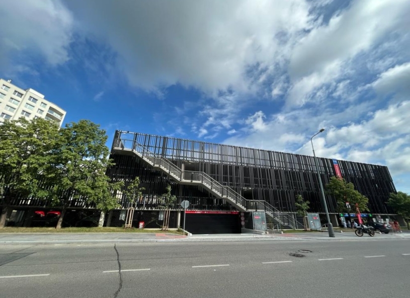 Nový parkovací dům s P+R na Nových Butovicích. Cena parkování je 50 Kč na 24 hodin, za každou další hodinu zaplatíte 10 Kč. Víkendy a svátky platíte jen paušální platbu za jeden vjezd.  Metro B dostupné 3 minuty pěšky.
ipraha13.cz/praha-13-ma-na…