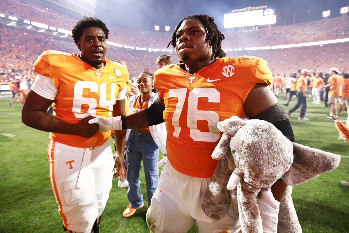 Royce75's tweet photo. I will be camping @Vol_Football tomorrow‼️
@Gelarbee @CoachHalzle 
@CoachL__ @CoachHsbs @GWildcatsfball @GuntersvilleAth @CoachLReese @TDARecruiting @HallTechSports1 @AL5AFootball @ChadSimmons_ @scoutSMART_ @DownSouthFb1 @RivalsWoody @UnLockYourGame https://t.co/enOQaD3gNn
