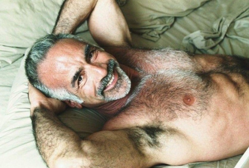 welsh_bruno's tweet photo. 😍El mejor lugar del mundo, en la cama con Papi!!! Sentir su olor a hombre es mi debilidad y estar en su pecho es mi refugio! #mydaddymygod #dilf #lovegaymature #looking4daddy #fag4dad #papipeludo https://t.co/uzrR6sSpsj