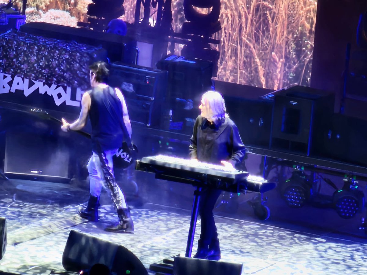 CureCommunity's tweet photo. Spinning on that dizzy edge! #TheCure #PopEncore @pipperoo https://t.co/tbsTp5paH7