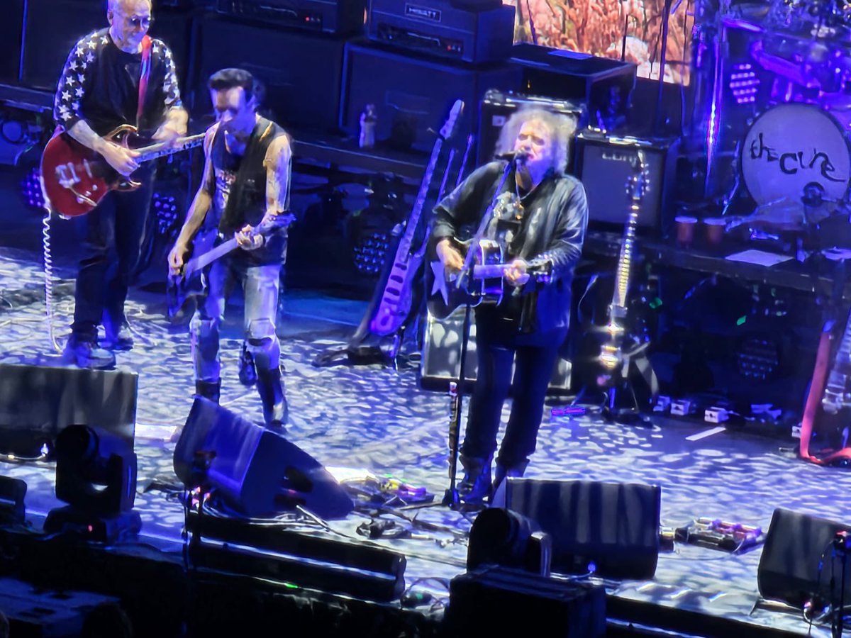 CureCommunity's tweet photo. Spinning on that dizzy edge! #TheCure #PopEncore @pipperoo https://t.co/tbsTp5paH7
