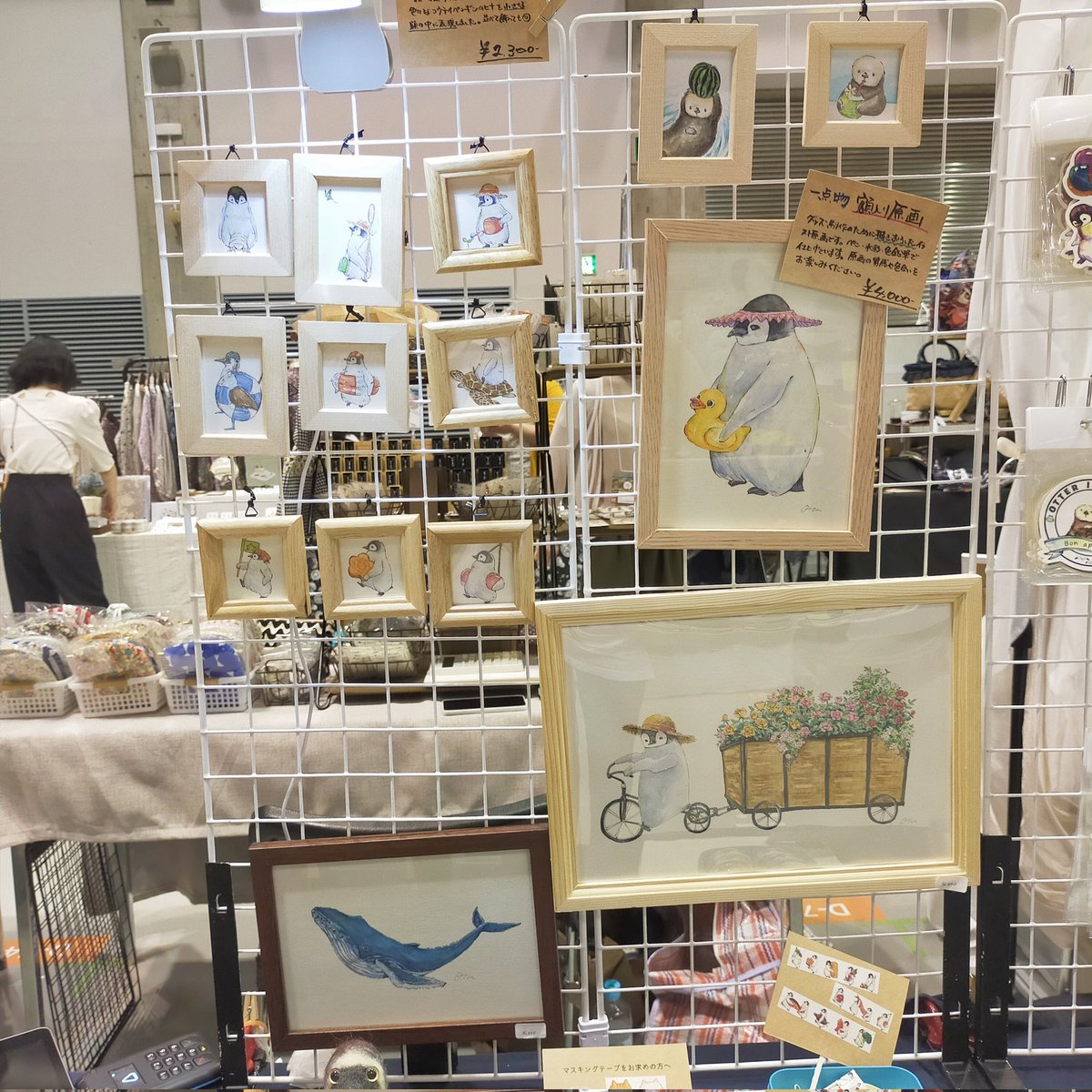 oton_atelier's tweet photo. #瀬戸内ハンドメイドマルシェ 2日目始まってます！
写真のペンギンとバラの大きい原画はご購入頂きましたが、Tシャツなどはまだ在庫がございます☺️
#オトンノアトリエ は入口から入って左奥側【D62-63】にて17:00までお待ちしております😌 https://t.co/SwzdxJogEg