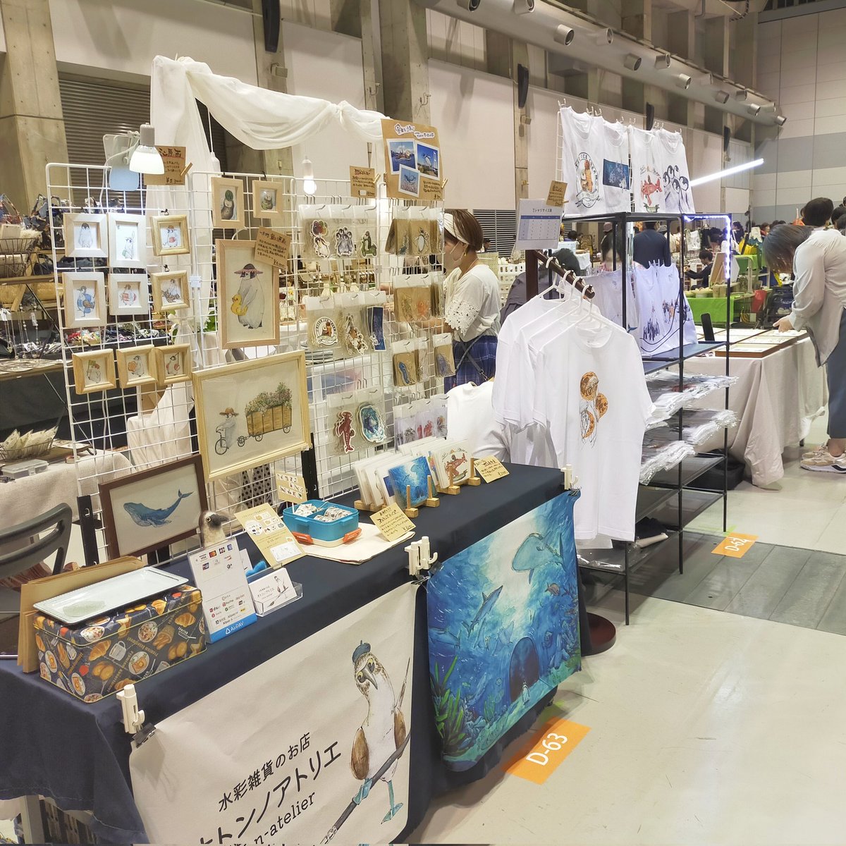 oton_atelier's tweet photo. #瀬戸内ハンドメイドマルシェ 2日目始まってます！
写真のペンギンとバラの大きい原画はご購入頂きましたが、Tシャツなどはまだ在庫がございます☺️
#オトンノアトリエ は入口から入って左奥側【D62-63】にて17:00までお待ちしております😌 https://t.co/SwzdxJogEg