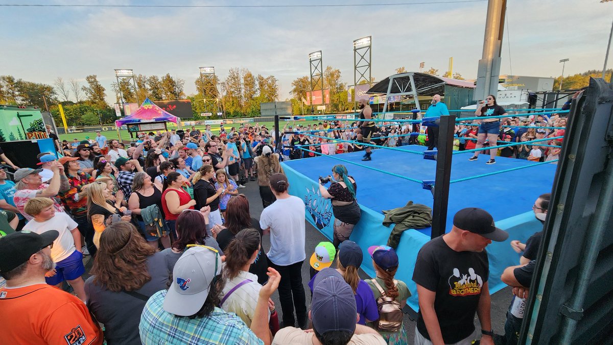 zmanbrianzane's tweet image. Take me out to the #Basebrawl!

@powprowrestling 
@EugeneEmeralds