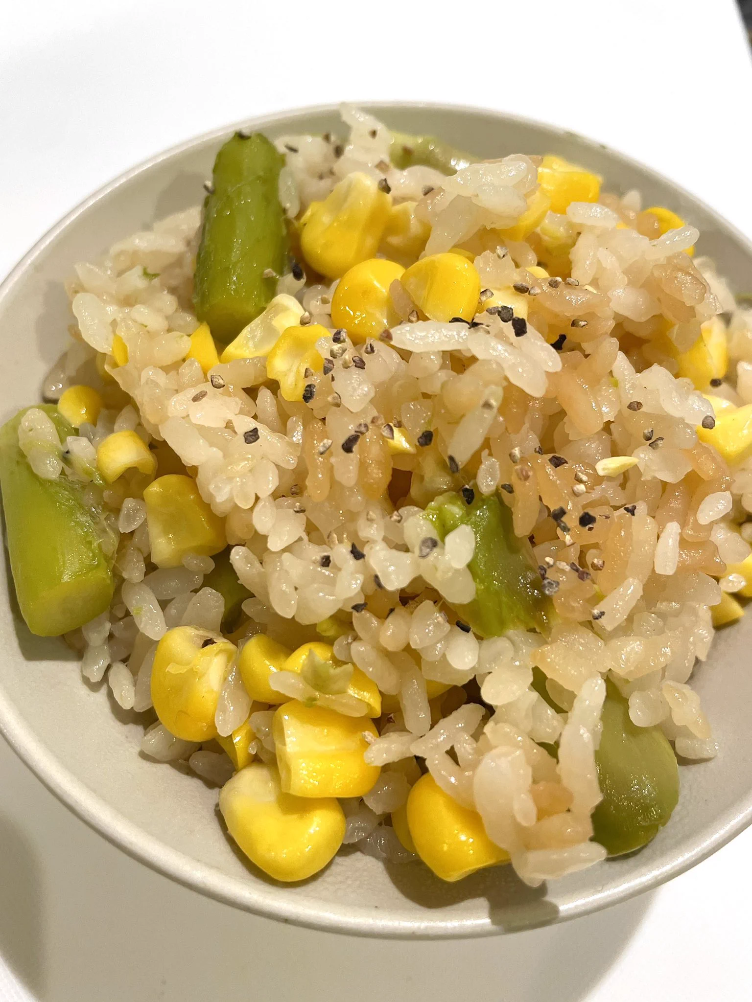 とうもろこし、アスパラで「めちゃくちゃ激ウマな炊き込みご飯」が出来るのでおすすめです。
