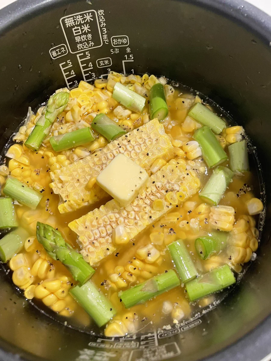 とうもろこし、アスパラで「めちゃくちゃ激ウマな炊き込みご飯」が出来るのでおすすめです。