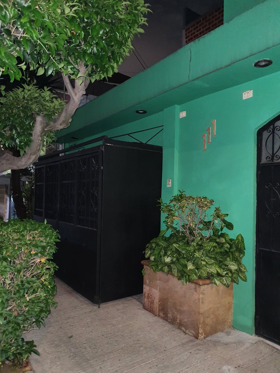 ivan8as's tweet image. El cinismo de adueñarse media banqueta para guardar su hot wheels en La Quemada 111 colonia Narvarte Alcaldia Benito Juarez. @BicireporteraDF @supercivicosmx @BJAlcaldia @UCS_GCDMX