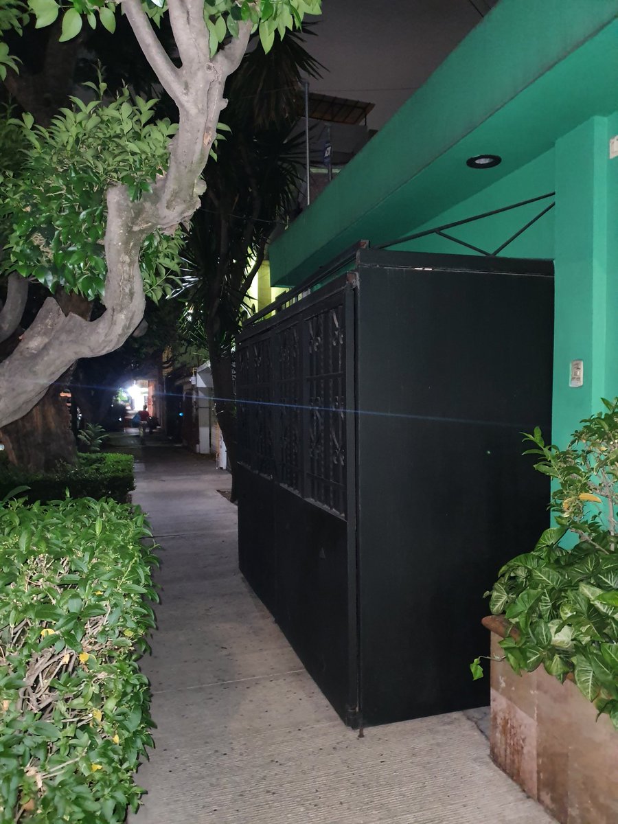 ivan8as's tweet image. El cinismo de adueñarse media banqueta para guardar su hot wheels en La Quemada 111 colonia Narvarte Alcaldia Benito Juarez. @BicireporteraDF @supercivicosmx @BJAlcaldia @UCS_GCDMX