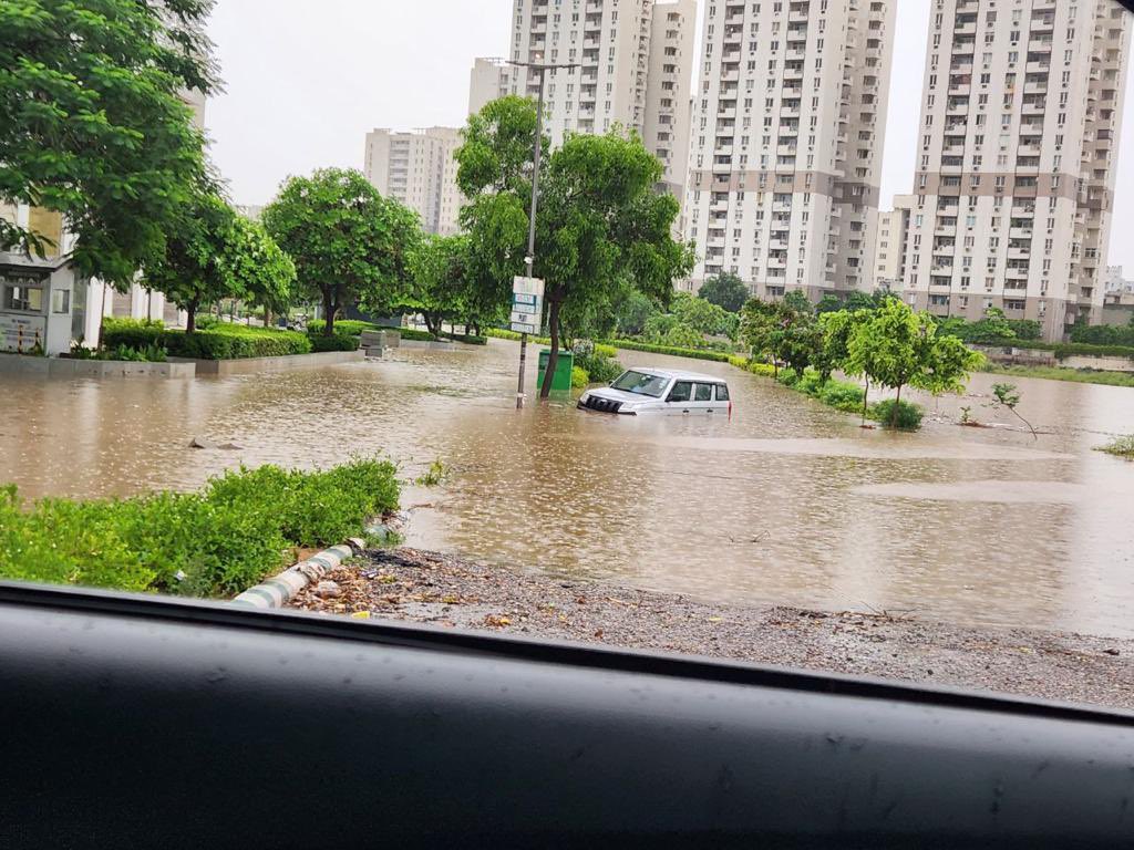 sameermagu's tweet photo. @MCManesar @cmohry @PMOIndia @MoHFW_INDIA @WHO @anilvijminister @Dchautala @rakeshdaultabad Situation remains the same for last many years, govt. authorities and administration not taking any action against the builder @GroupVatika . Vehicles are getting stuck everyday. #NoRoadConnectivity to DXP link road for #Sector83 residents and school is also in close vicinity. https://t.co/iaWFl1xn3p