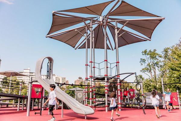 TODUrbanWORKS's tweet photo. “…there’s a huge distinction to be made between risks and hazards. While hazards should be eliminated, well-meaning adults are too eager to eliminate risks, which leads to boring playgrounds kids don’t want to visit.” Important article via @carlyweeks featuring @earthscapeplay https://t.co/rmqsDlSIGC