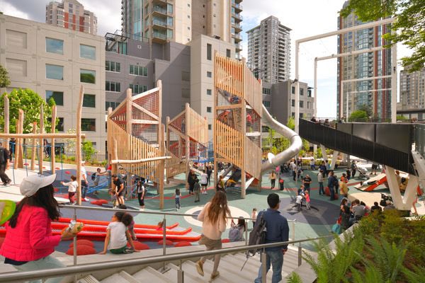 TODUrbanWORKS's tweet photo. “…there’s a huge distinction to be made between risks and hazards. While hazards should be eliminated, well-meaning adults are too eager to eliminate risks, which leads to boring playgrounds kids don’t want to visit.” Important article via @carlyweeks featuring @earthscapeplay https://t.co/rmqsDlSIGC