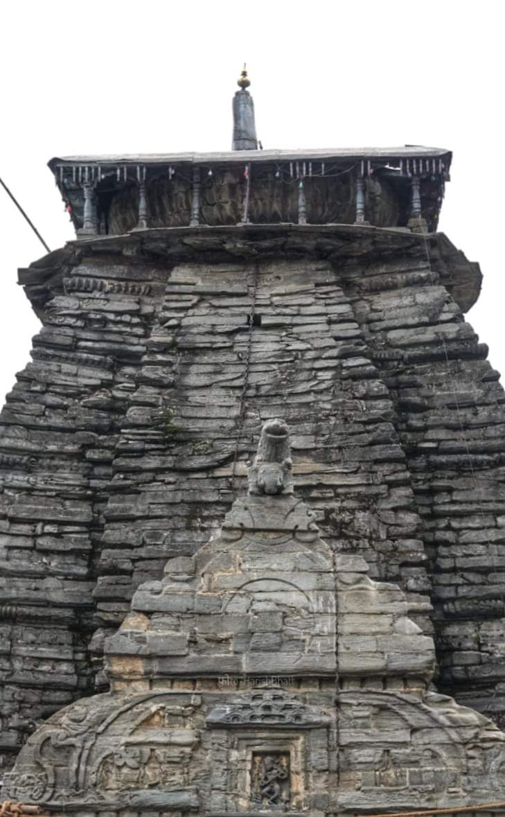 ankolap's tweet photo. धीरे धीरे एक तरफ झुक रहा है #गोपीनाथ #मंदिर पुरातत्व विभाग कृपया संज्ञान ले एक फोटो  जो सब कुछ बयान करती है । पिछले का भाग आगे के भाग से कितना अलग हो चुका है और विपरीत दिशा में जा रहा है। कहीं संज्ञान लेते लेते देर न��� हो जाए । जय गोपीनाथ सबका भला करें
फोटो:- Harish Bhatt https://t.co/JxA1vsgtBm