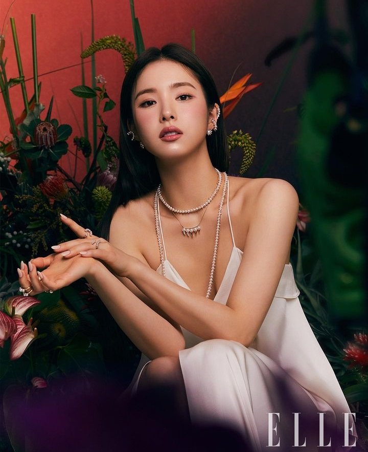 meteoreate's tweet photo. Don't look at me, you might fall into my curse. I inherited medusa's charm, the unppreciated beauty that blooms in her own way. https://t.co/ecJsP0XVW7