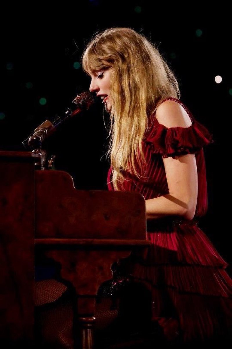 Taylor Swift’s surprise songs for tonight were “Dear John” acoustic and “Daylight” on the piano for Minneapolis Night 2! #TSTheErasTour