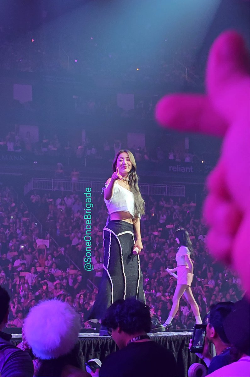 GUESS WHO SHE'S POINTING AT

#JIHYO
#TWICE
#TWICE_5TH_WORLD_TOUR