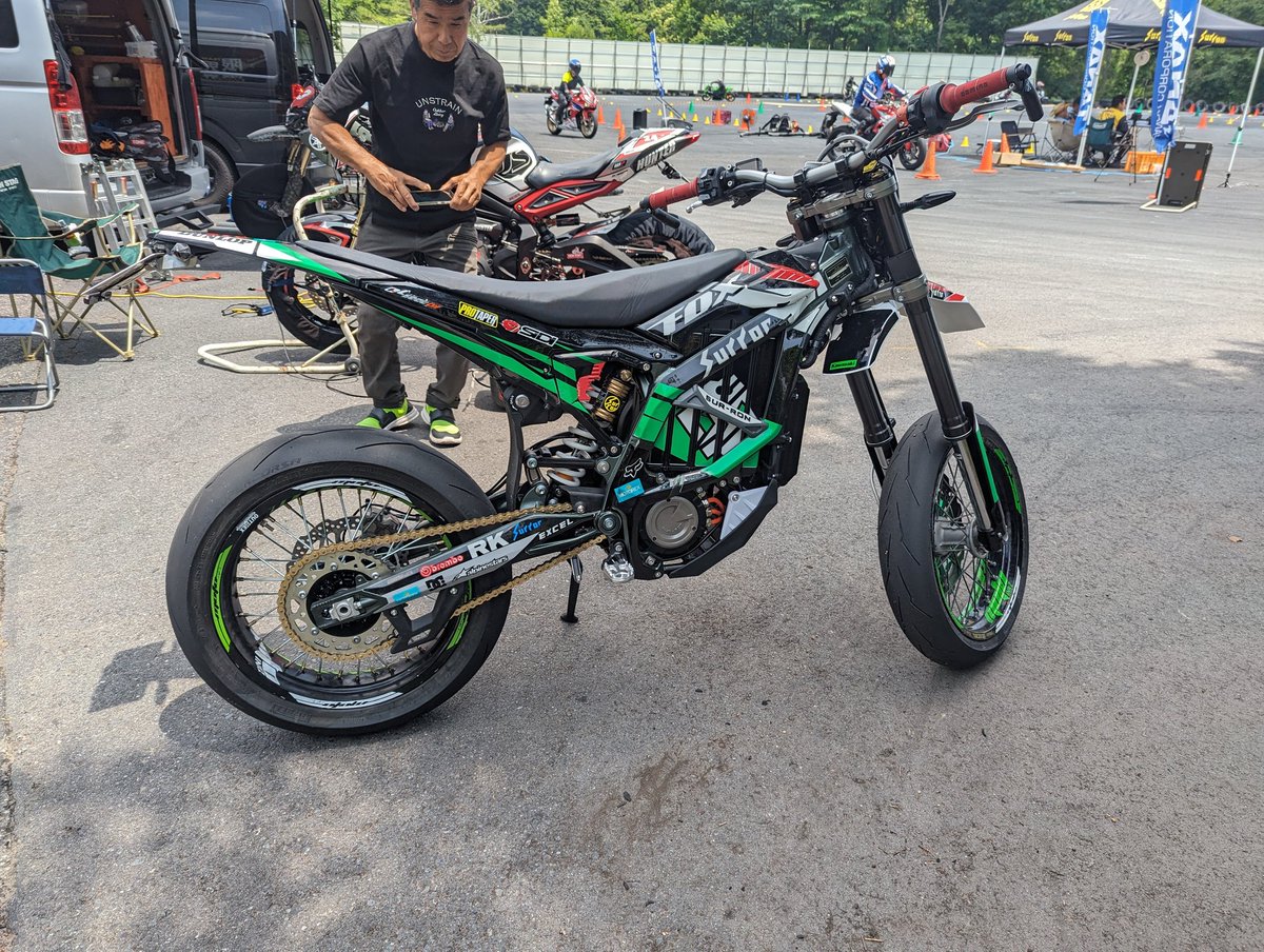BodyMikuni's tweet photo. 群サイでモトジムカーナやっておりました
モタードサーロン2台発見してめっちゃテンション上がったー
#surron #群サイ https://t.co/3KUa1S6dVt