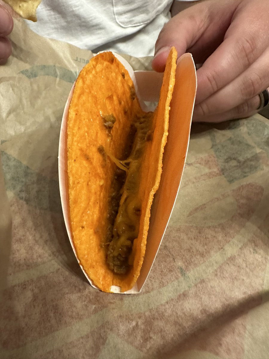 dylan_eye's tweet photo. @tacobell wtf is this?! 😂😂😂 https://t.co/cH1bD2OHYG