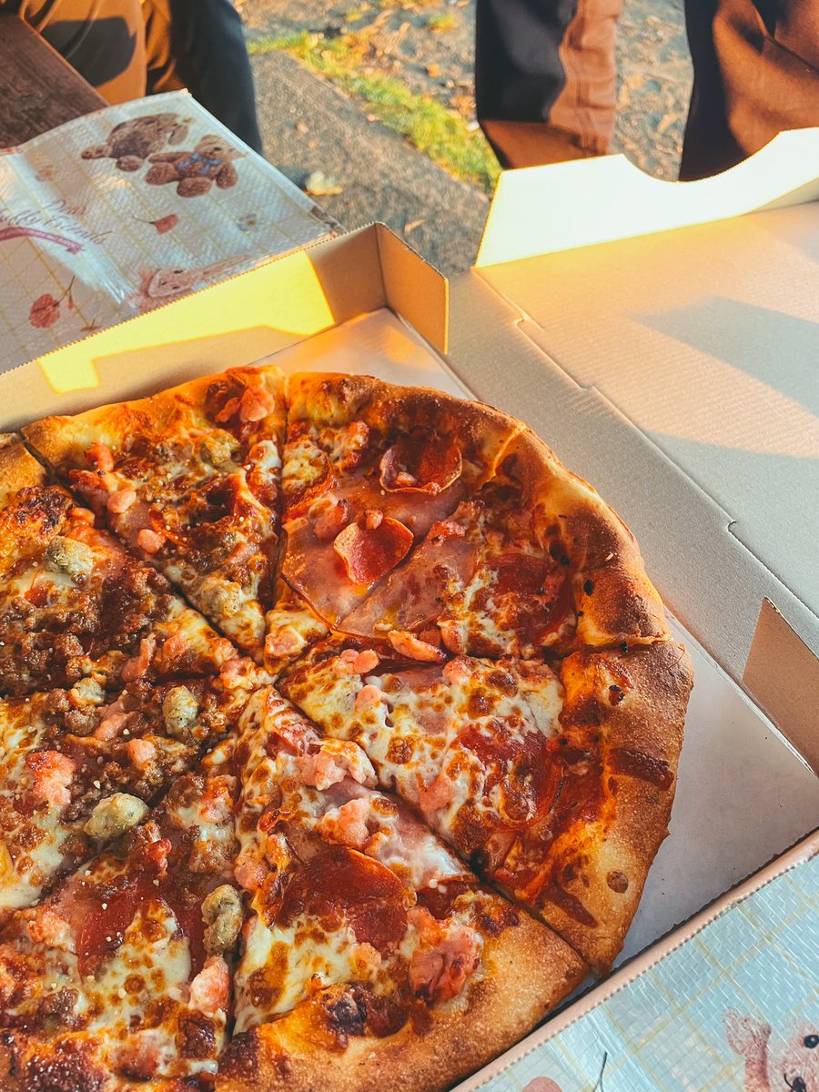 サンセット見ながらピザを食べるの最高に贅沢だ🍕❤️🌇
#Vancouver #Englishbay