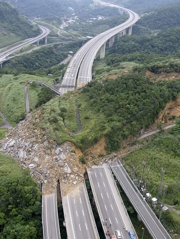 Landslide in Taiwan 😬