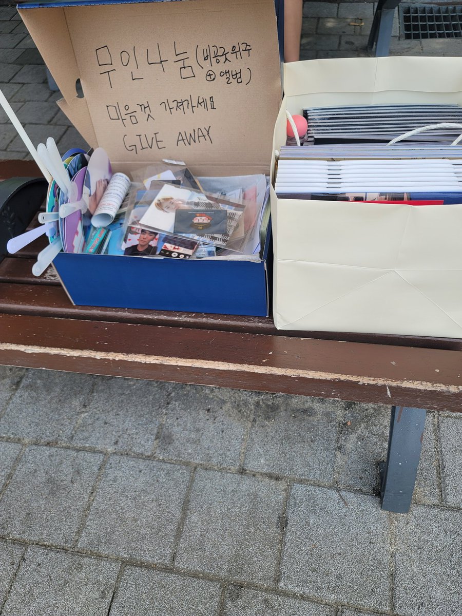 _Ranchette_'s tweet photo. 지금 나눔 시작 했습니다. 스티프 핫도그왼쪽의 벤치에 있습니다 마음껏 가져가 주시면 됩니다 물품이 늘어서 엄청 많아졌네요 다른 앨범들도 있으니 많이 와주세요! https://t.co/BPKQXFpZop