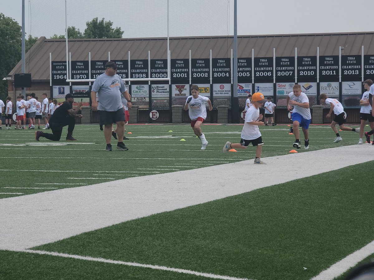 @jalinhyatt
@JakeRogers3X
@CoachBGourley
Helping out at Jalin Hyatt camp today in Maryville! Awesome turn out!