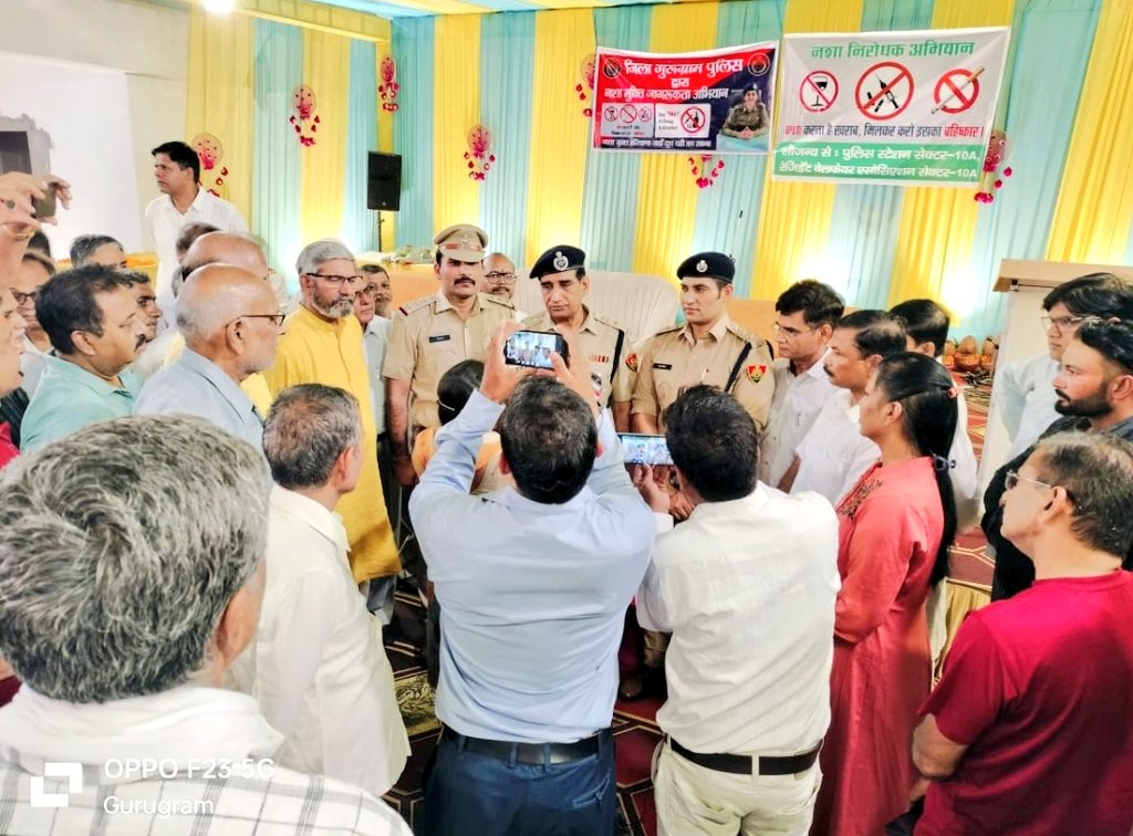 gurgaonpolice's tweet photo. #गुरुग्राम_पुलिस द्वारा #नशा_मुक्त_भारत जागरूकता पखवाड़ा के तहत विभिन्न माध्यमों से नशे के दुष्प्रभावों और नशे की लत से ग्रस्त लोगों को जानकारी देकर किया जा रहा है जागरूक।

#SayNoToDrugs
#gurugrampolice

@cmohry @anilvijminister @police_haryana @DGPHaryana https://t.co/3buHavVg4f
