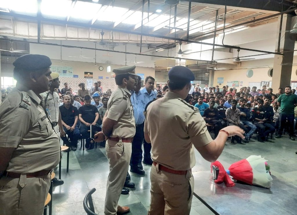 gurgaonpolice's tweet photo. #गुरुग्राम_पुलिस द्वारा #नशा_मुक्त_भारत जागरूकता पखवाड़ा के तहत विभिन्न माध्यमों से नशे के दुष्प्रभावों और नशे की लत से ग्रस्त लोगों को जानकारी देकर किया जा रहा है जागरूक।

#SayNoToDrugs
#gurugrampolice

@cmohry @anilvijminister @police_haryana @DGPHaryana https://t.co/3buHavVg4f
