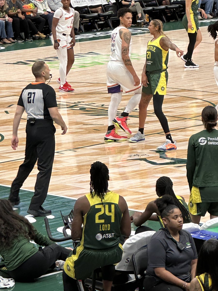 @MerSladezz - #BG what is that look and what is Mercedes saying? 🤔💚💛
@seattlestorm #TakeCover @PhoenixMercury 
#brittneygriner