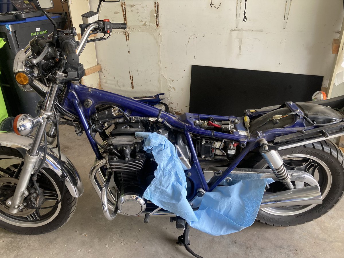 abudau9's tweet photo. 1 week into riding the nighthawk and I snap the throttle cable.  Pain. https://t.co/dQH4OSQhdL