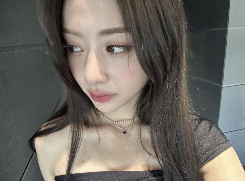 jenaissantz's tweet photo. jenaissantz daily update! i love my outfit today and also my makeup, and {tmi} i drink a cup of tea in the morning to make my body warm. https://t.co/iIXUskYVbP