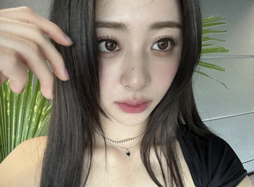jenaissantz's tweet photo. jenaissantz daily update! i love my outfit today and also my makeup, and {tmi} i drink a cup of tea in the morning to make my body warm. https://t.co/iIXUskYVbP