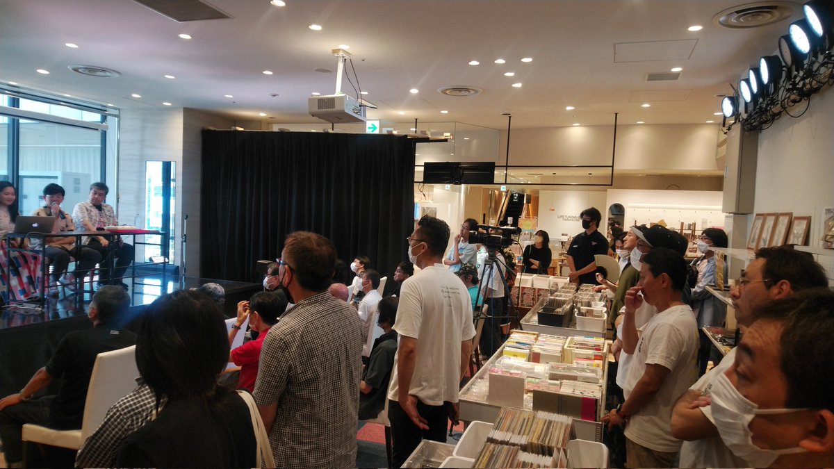 onebymount's tweet photo. 東急プラザ渋谷4��クリームスタジオPart1に来てます。トークイベント開催中!大盛況です!YouTube PlusCチャンネルでも生配信中!検索してチェック! #昭和 #昭和レトロ #町あかり #東急プラザ渋谷 #無銭 #PlusC #河崎実 https://t.co/GeVxIe0IPn